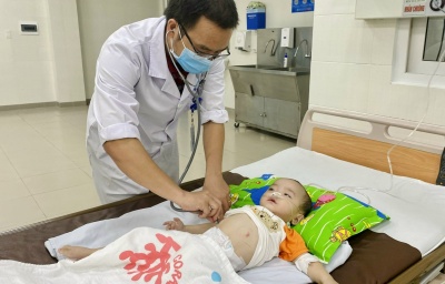 Cứu sống bé trai 9 tháng tuổi nguy kịch vì sặc sữa
